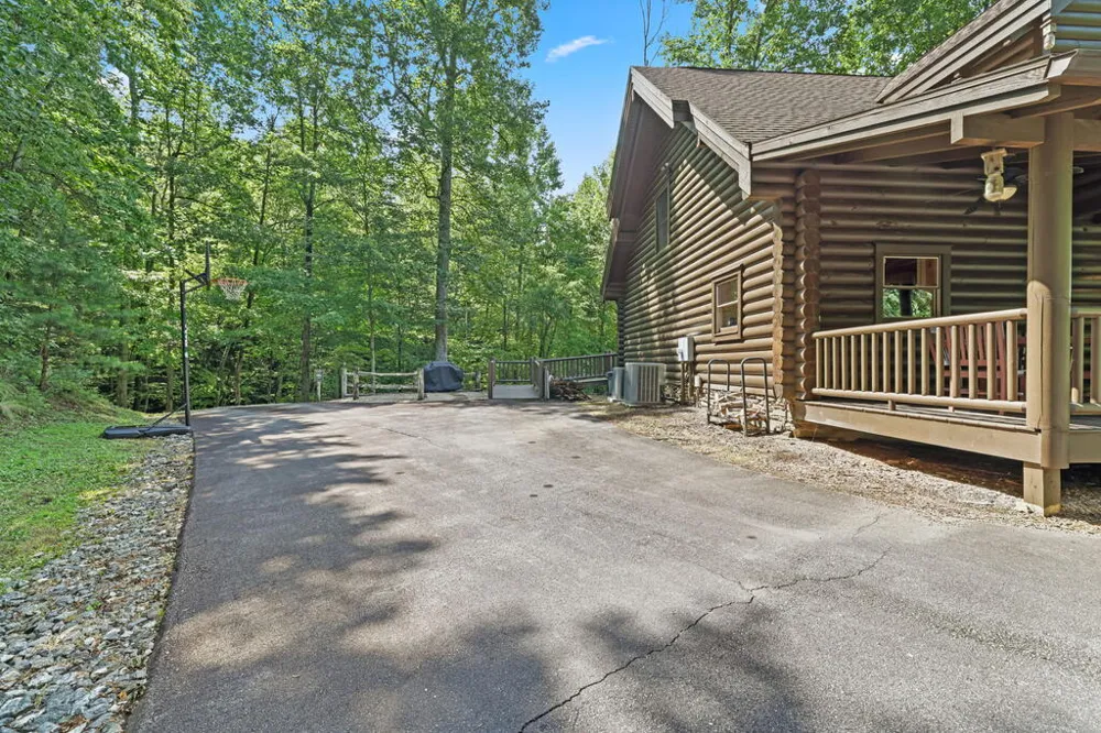 Canvas Back Ct Whittier, NC 28789