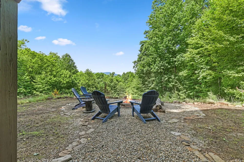 Canvas Back Ct Whittier, NC 28789