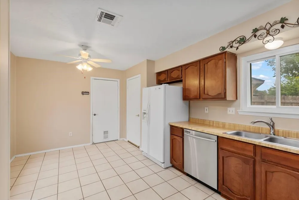 5822 Fallengate Drive Spring, TX 77373