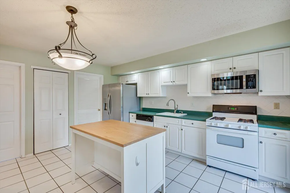 59 Woodhill Street Franklin, NJ 08873