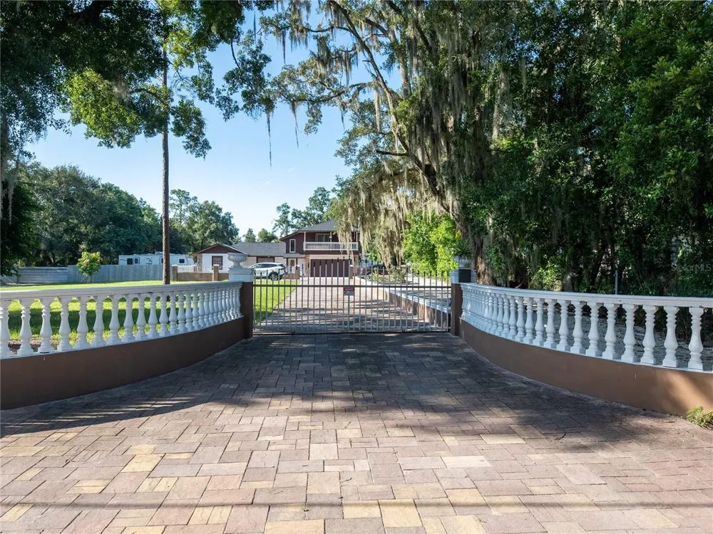 9613 SIX MILE CREEK ROAD Tampa, FL 33610