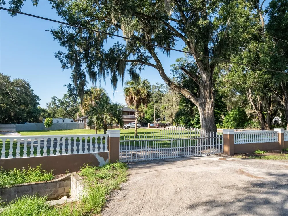 9613 SIX MILE CREEK ROAD Tampa, FL 33610
