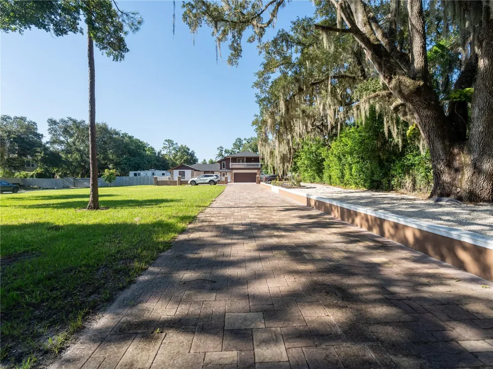9613 SIX MILE CREEK ROAD Tampa, FL 33610