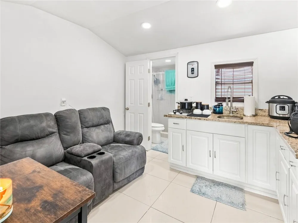 9613 SIX MILE CREEK ROAD Tampa, FL 33610