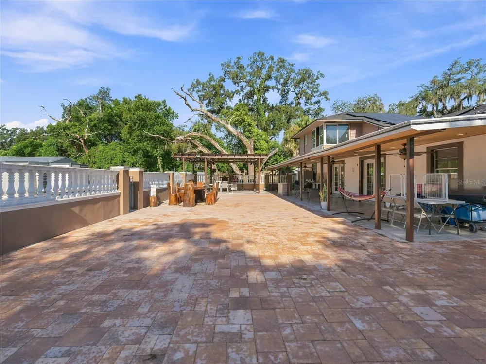 9613 SIX MILE CREEK ROAD Tampa, FL 33610