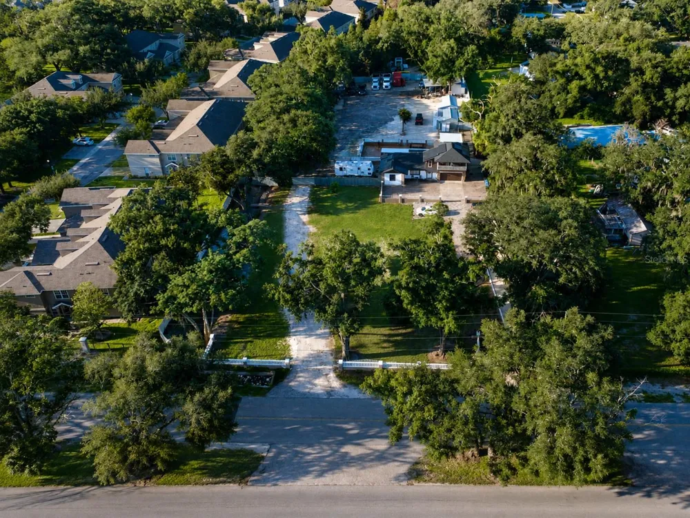 9613 SIX MILE CREEK ROAD Tampa, FL 33610