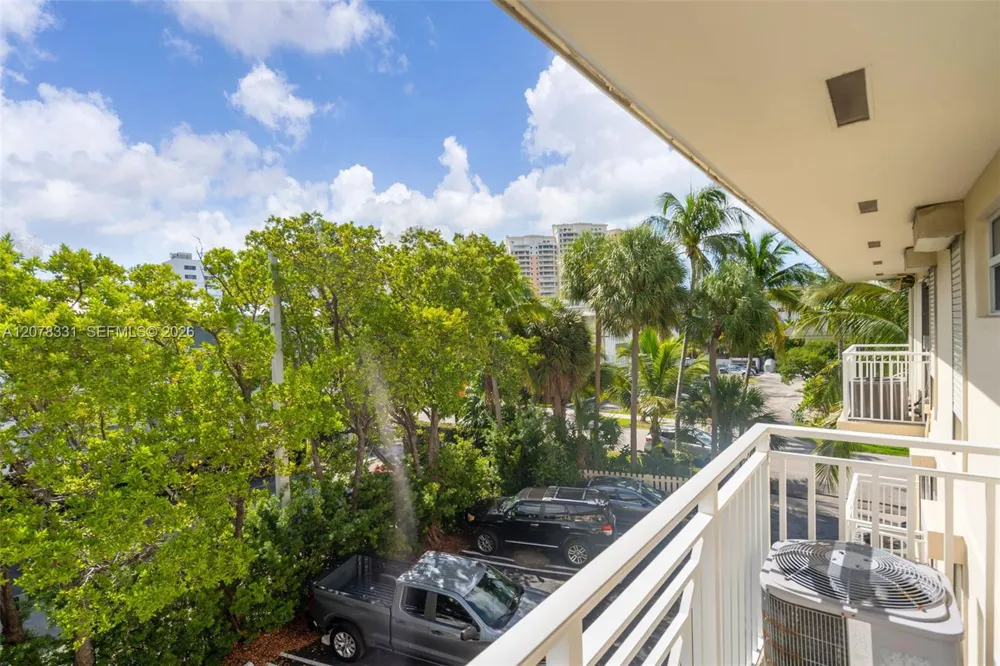 255 Sunrise Dr #309 Key Biscayne, FL 33149