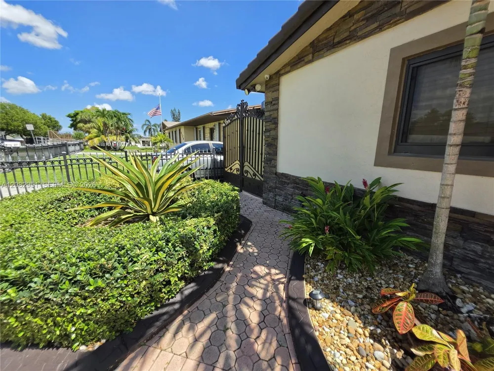 8450 NW 178th St Hialeah, FL 33015