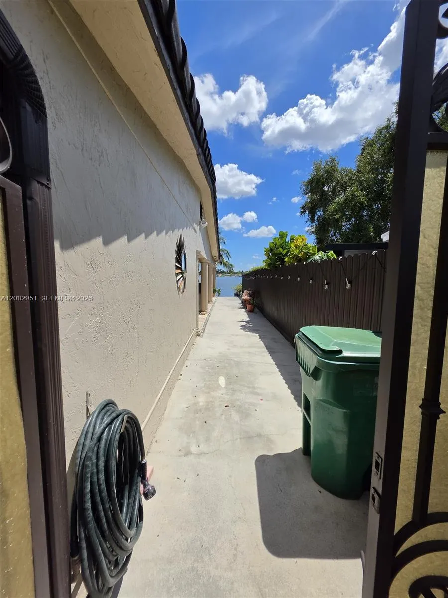 8450 NW 178th St Hialeah, FL 33015