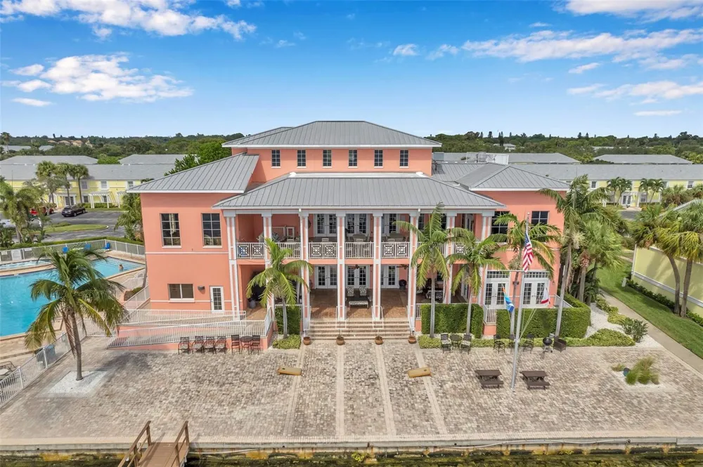 4784 BEACH DRIVE SE #B St Petersburg, FL 33705