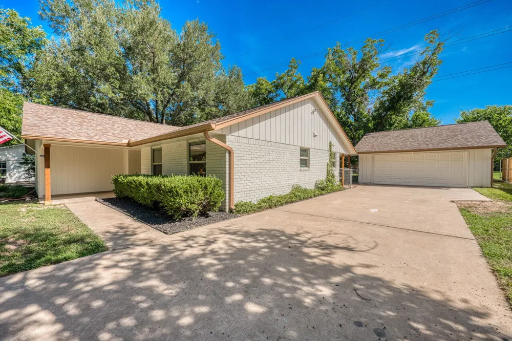 319 Columbine Street Meadowlakes, TX 78654