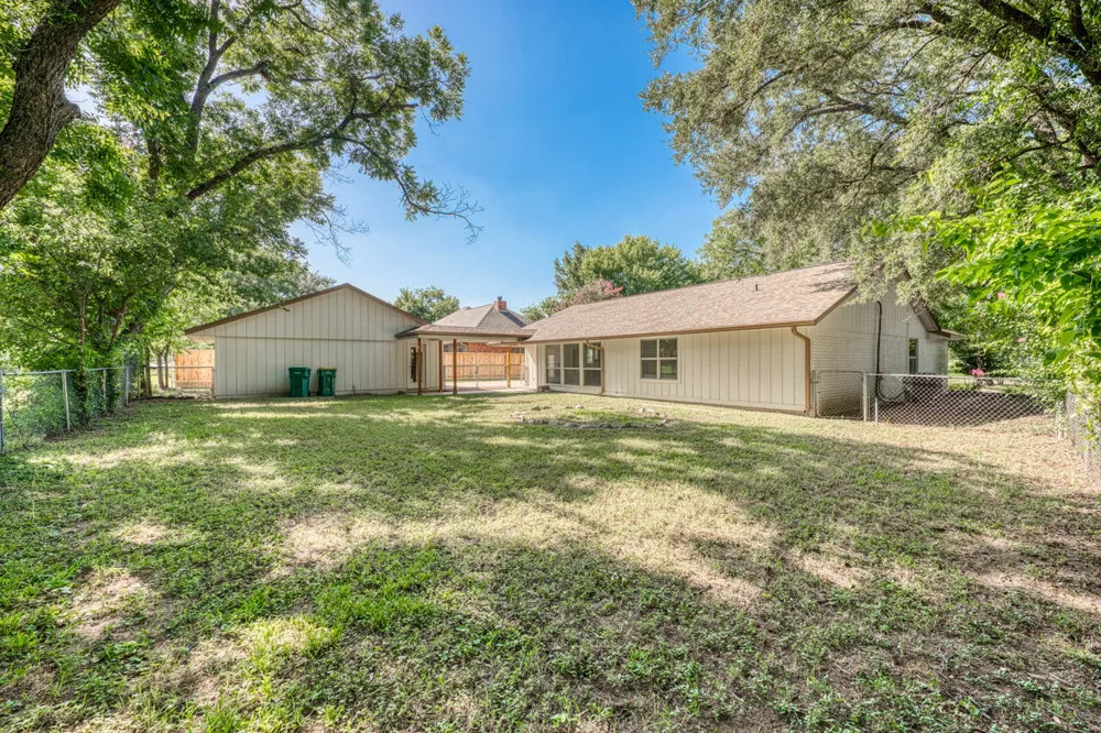 319 Columbine Street Meadowlakes, TX 78654