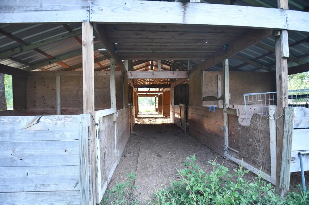 401 County Road 2226 Cleveland, TX 77327