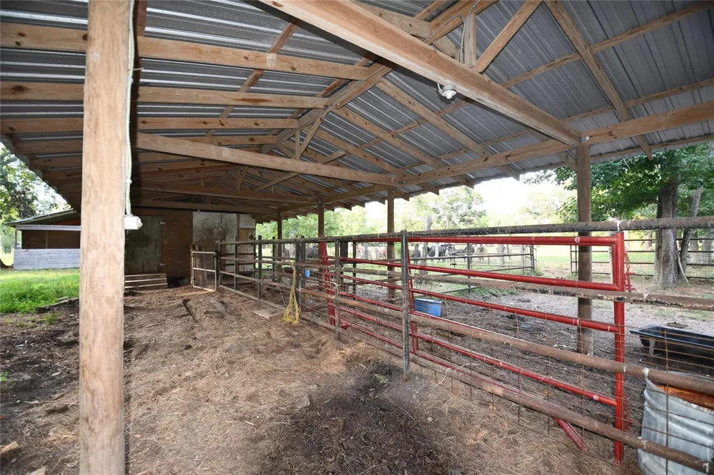 401 County Road 2226 Cleveland, TX 77327