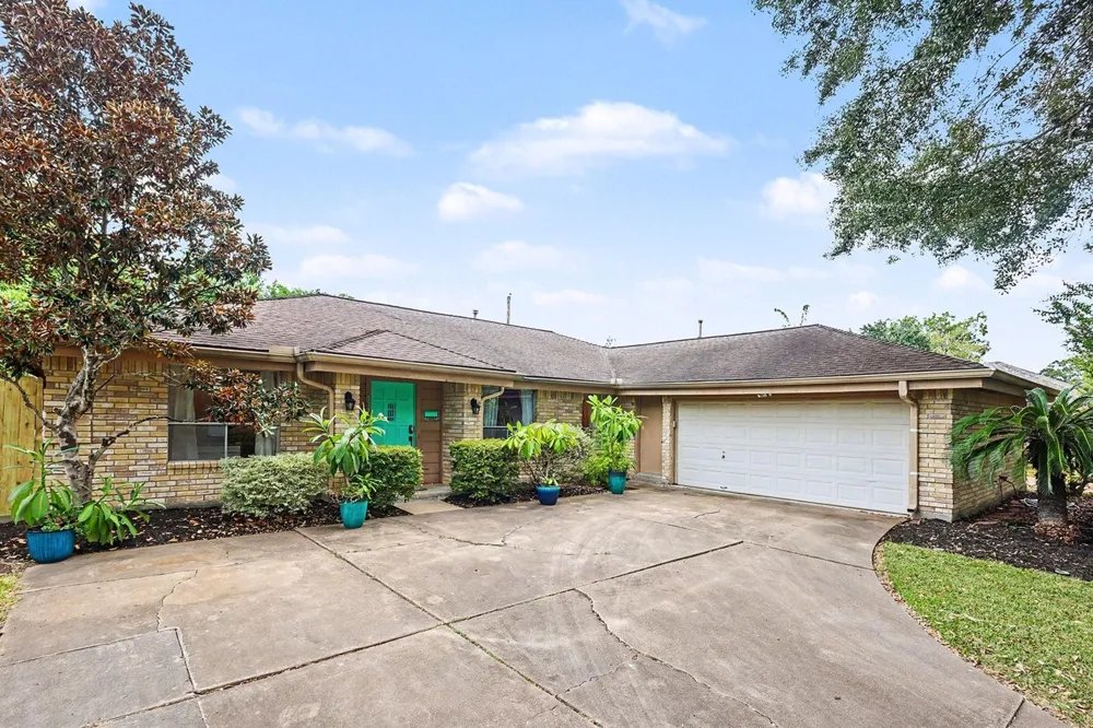 631 Bayview Drive El Lago, TX 77586
