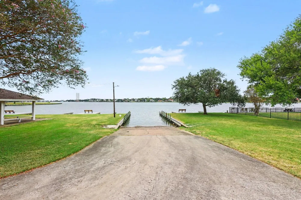 631 Bayview Drive El Lago, TX 77586