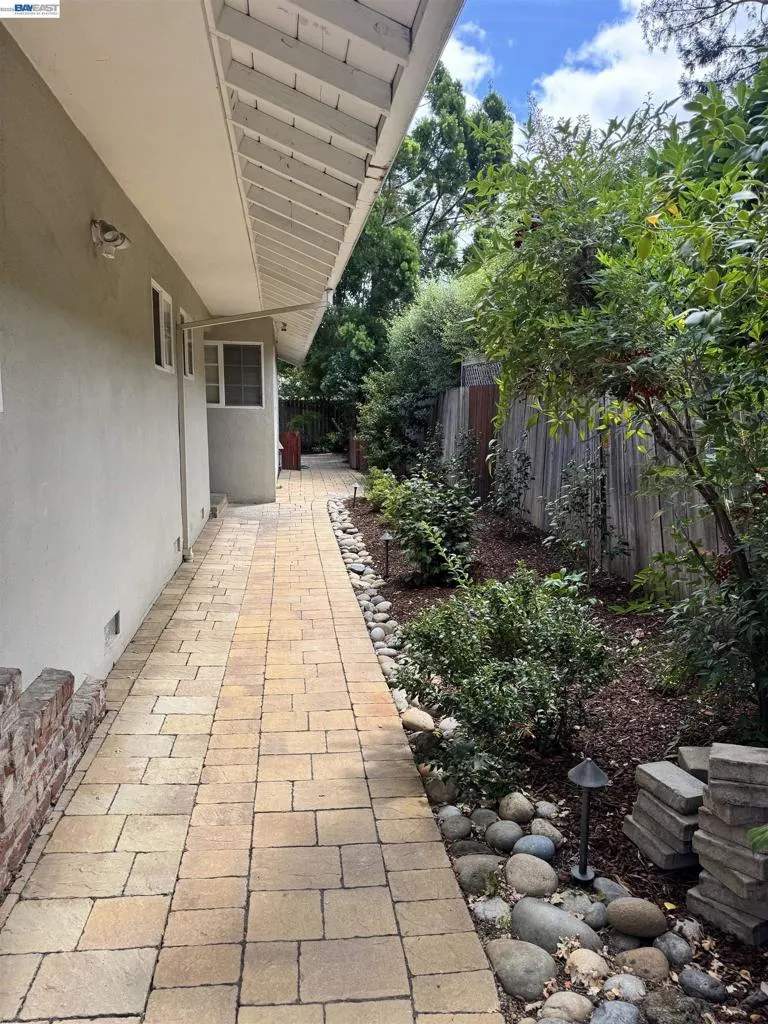 54 Maple Ave Atherton, CA 94027