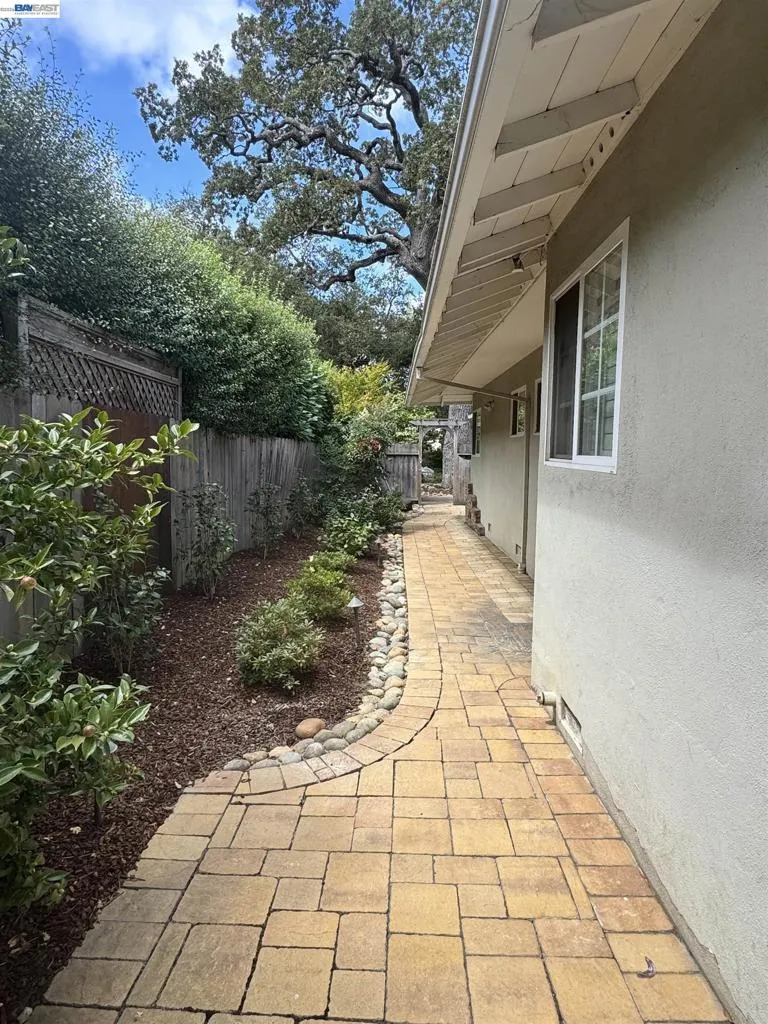 54 Maple Ave Atherton, CA 94027