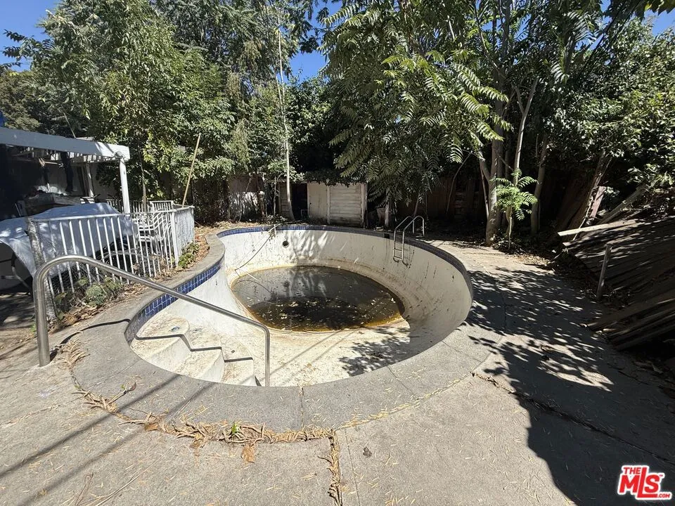 8018 Shirley Avenue Los Angeles, CA 91335