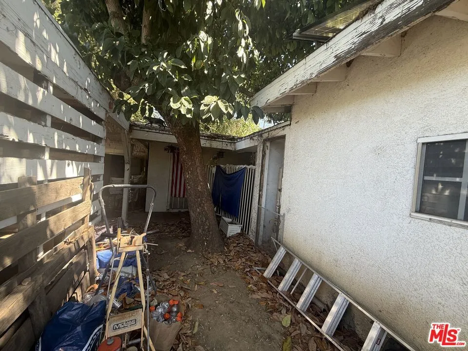 8018 Shirley Avenue Los Angeles, CA 91335