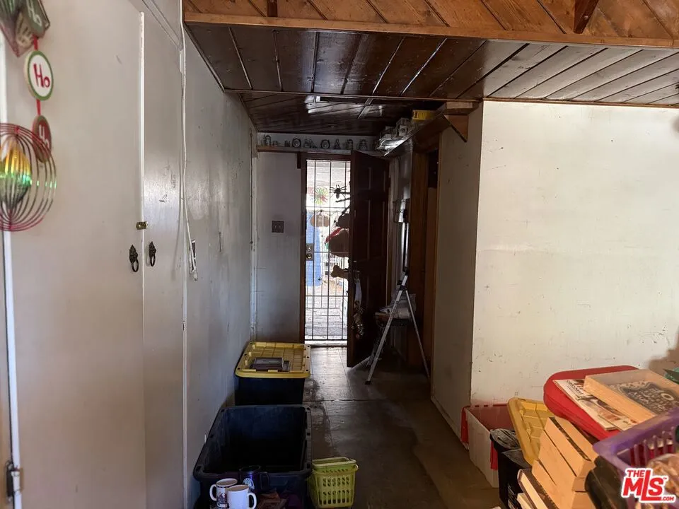 8018 Shirley Avenue Los Angeles, CA 91335