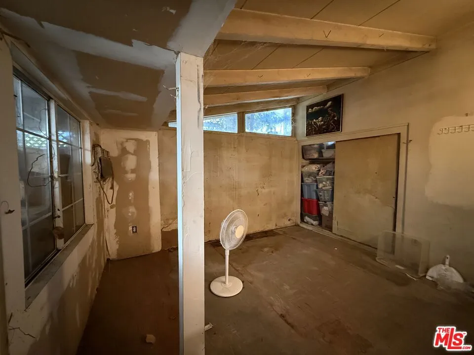 8018 Shirley Avenue Los Angeles, CA 91335
