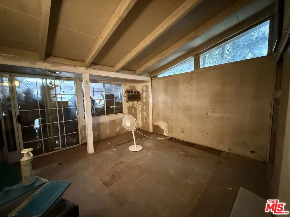 8018 Shirley Avenue Los Angeles, CA 91335