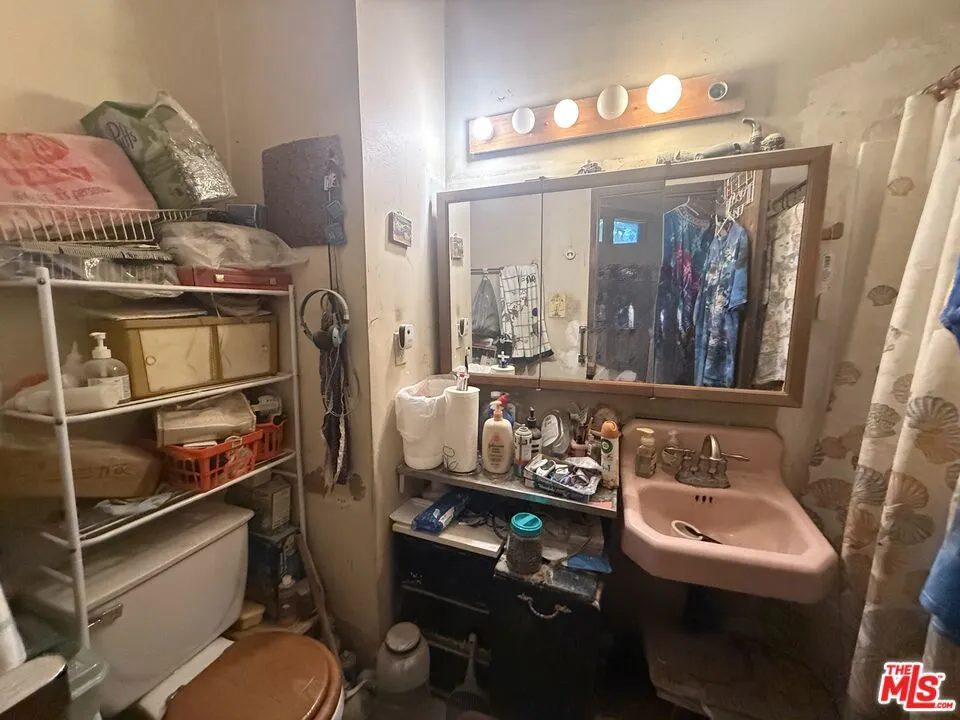 8018 Shirley Avenue Los Angeles, CA 91335