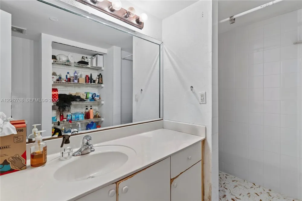 4215 University Dr #115 Sunrise, FL 33351
