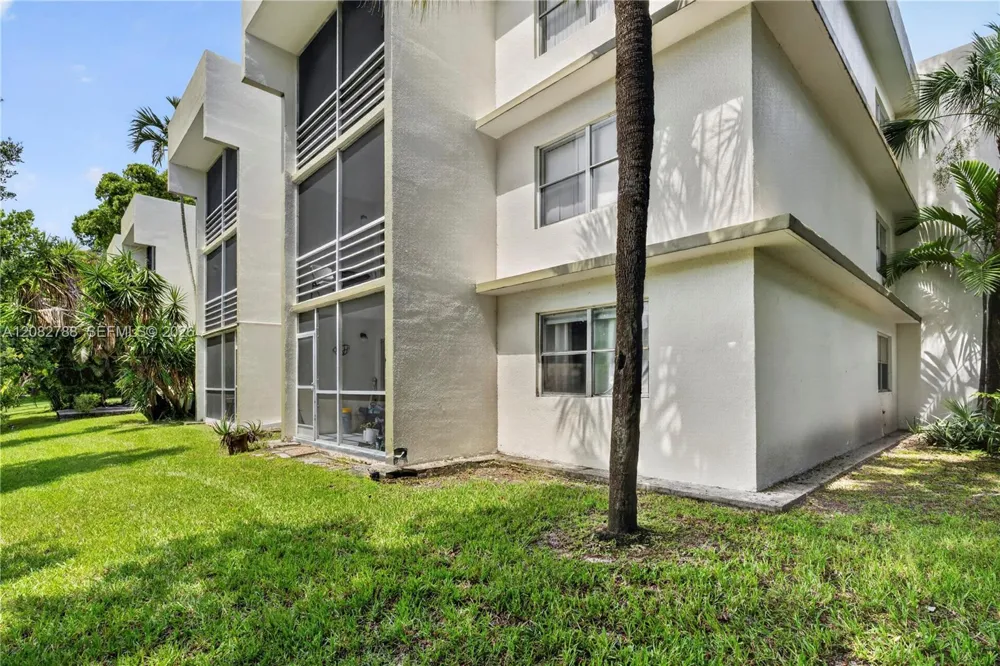 4215 University Dr #115 Sunrise, FL 33351