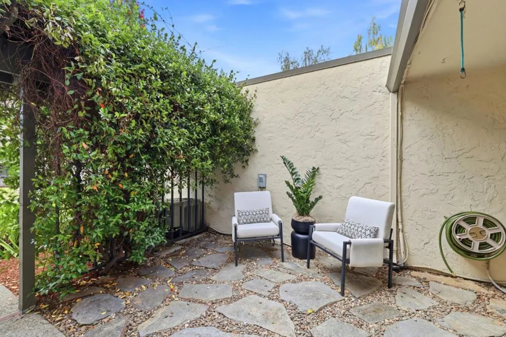 146 Hemlock Court Palo Alto, CA 94306