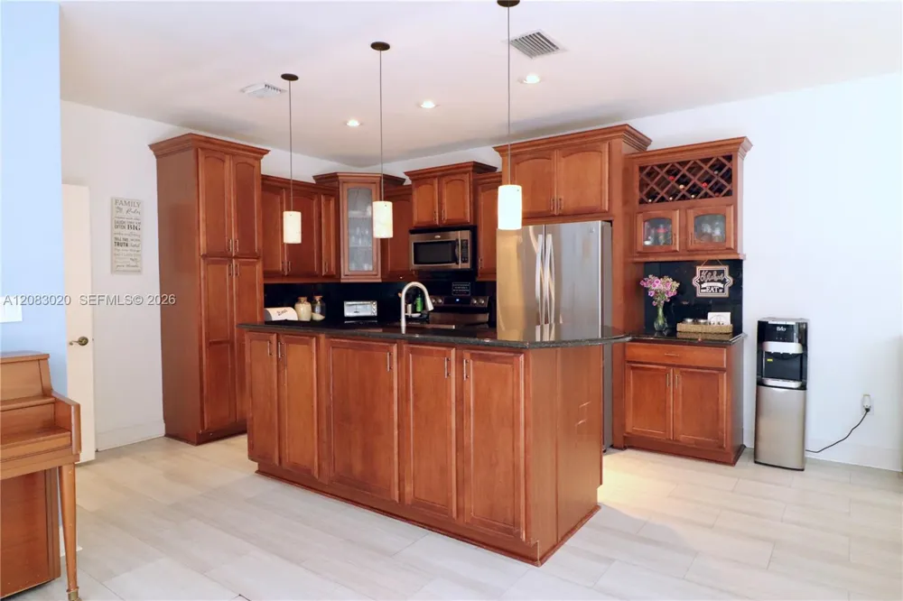 584 NW 87th Ter Coral Springs, FL 33071