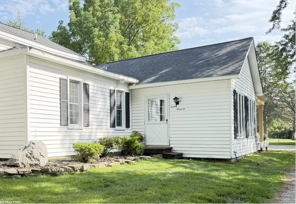 1213 Clinton Avenue St Clair City, MI 48079