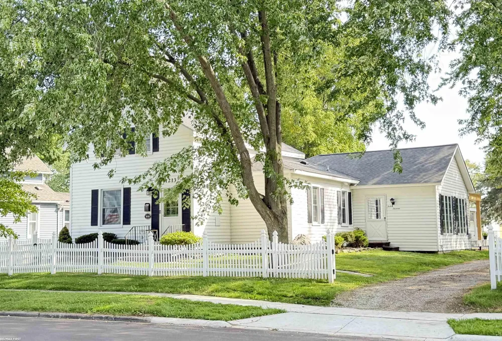 1213 Clinton Avenue St Clair City, MI 48079