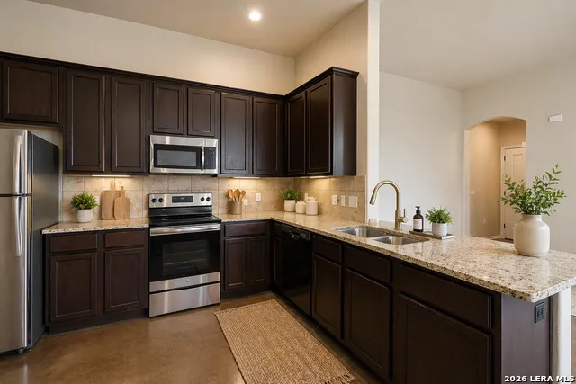 402 JOANNE LOOP Buda, TX 78610