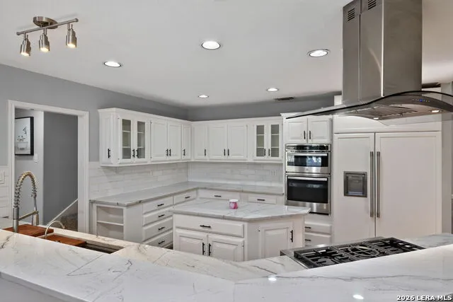 29440 RED BUD HL Fair Oaks Ranch, TX 78015