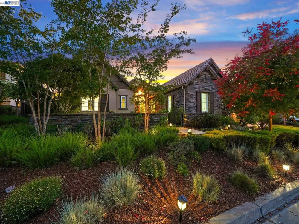 65 Stonebrae Rd Hayward, CA 94542