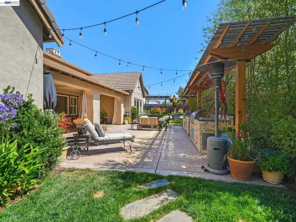 65 Stonebrae Rd Hayward, CA 94542