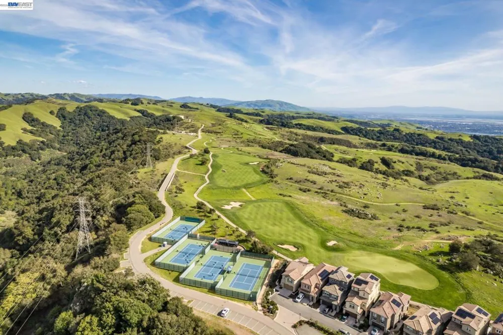 65 Stonebrae Rd Hayward, CA 94542