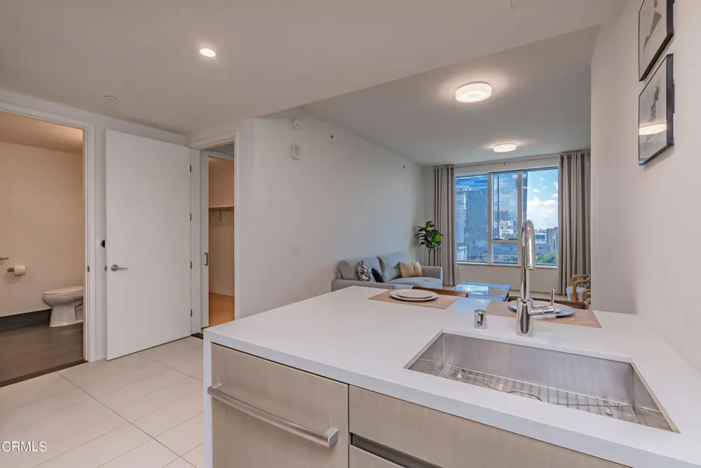 889 Francisco Street #802 Los Angeles, CA 90017