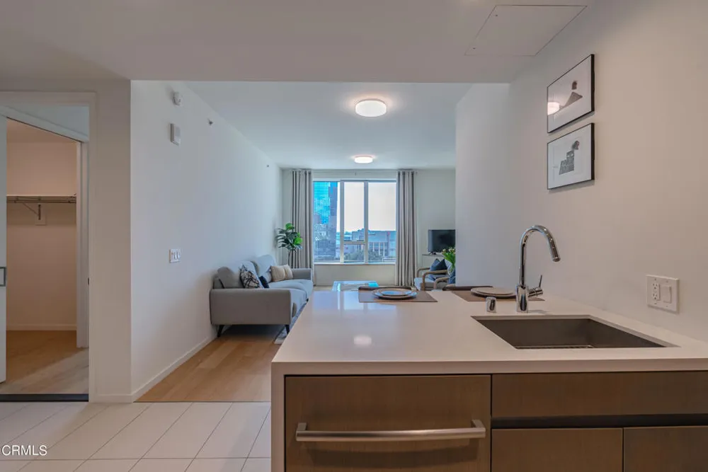 889 Francisco Street #802 Los Angeles, CA 90017