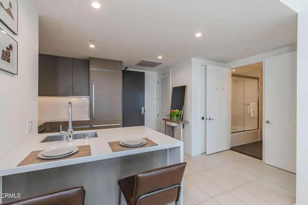 889 Francisco Street #802 Los Angeles, CA 90017