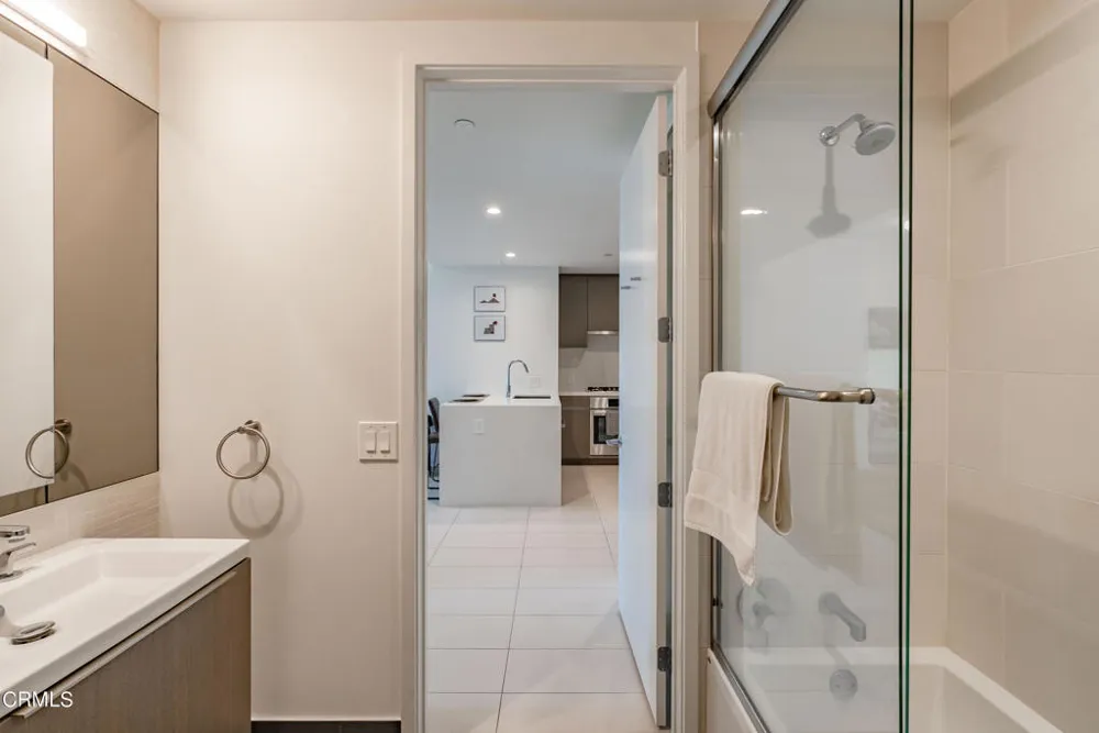 889 Francisco Street #802 Los Angeles, CA 90017