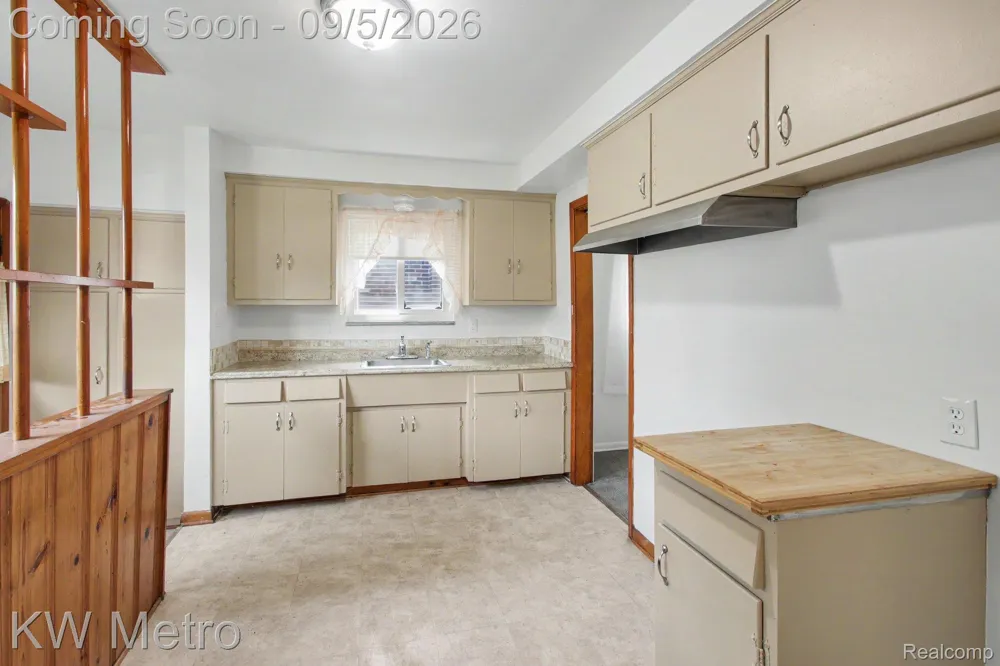 24500 Rosewood Street Oak Park City, MI 48237