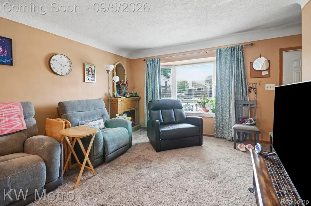 24612 Rosalind Avenue Eastpointe City, MI 48021