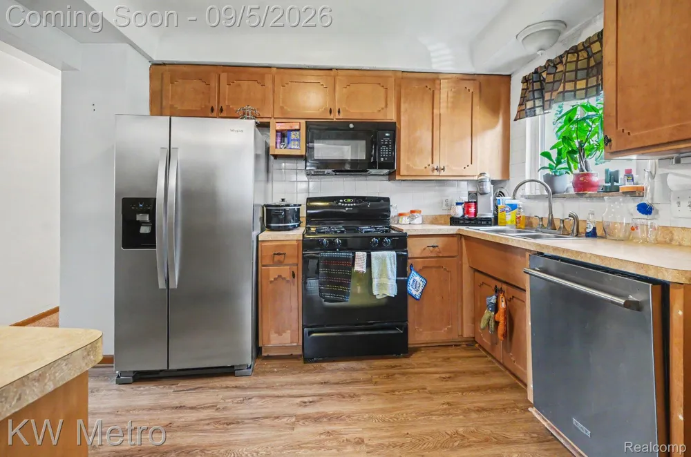 24612 Rosalind Avenue Eastpointe City, MI 48021