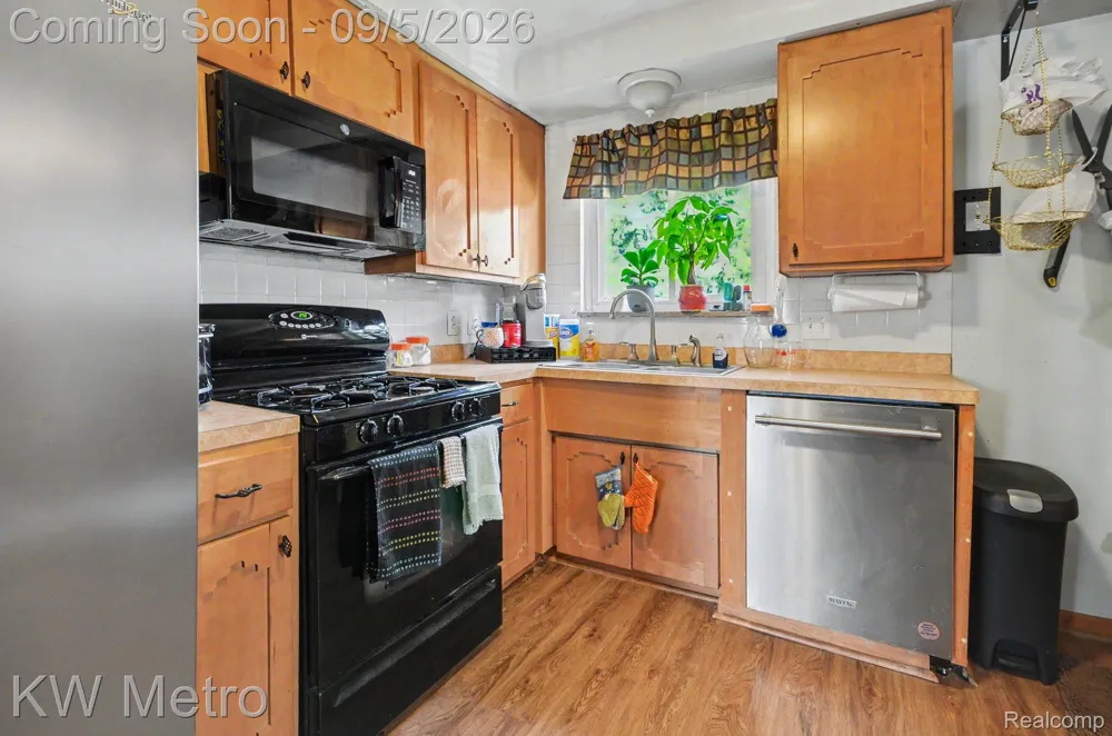 24612 Rosalind Avenue Eastpointe City, MI 48021
