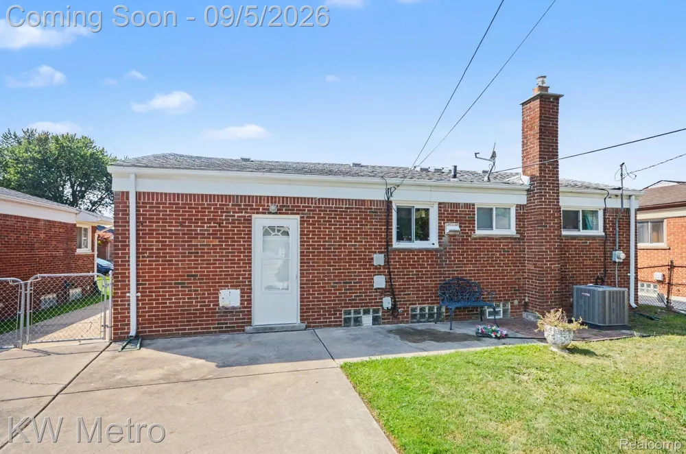 24612 Rosalind Avenue Eastpointe City, MI 48021