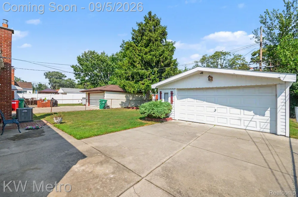 24612 Rosalind Avenue Eastpointe City, MI 48021