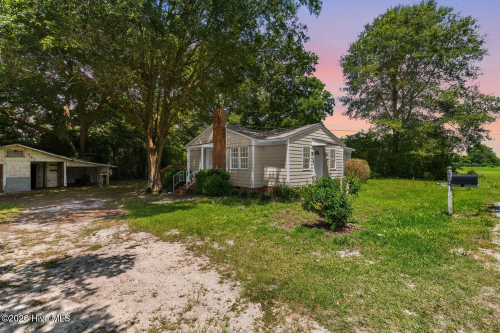 4044 Nc Highway 50 Maple Hill, NC 28454